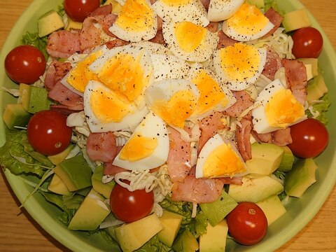 大ボリューム!ゆで卵ベーコンアボカドサラダ